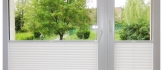 Białe plisy okienne to doskonały wybór do każdego pomieszczenia. Sprawdzą się w salonie, sypialni, kuchni, a nawet w biurze.